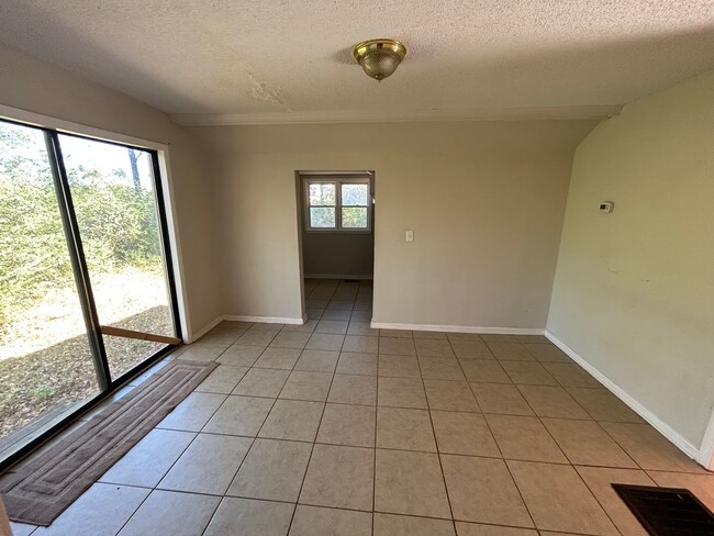 Foto del edificio - 207 Brooks Rd