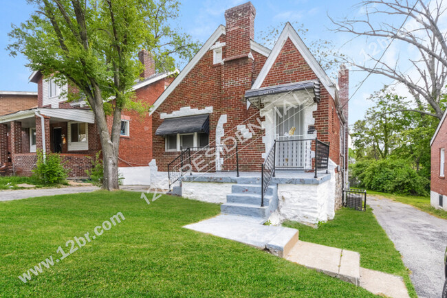 Building Photo - 2-Bedroom Home with Bonus Space and Back P...