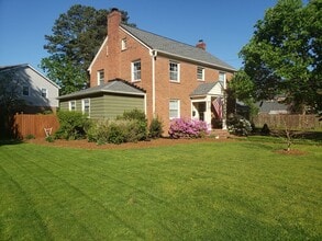 Building Photo - 27 Holly Dr