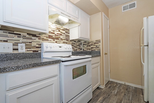 Building Photo - 2701 Green Oaks Rd