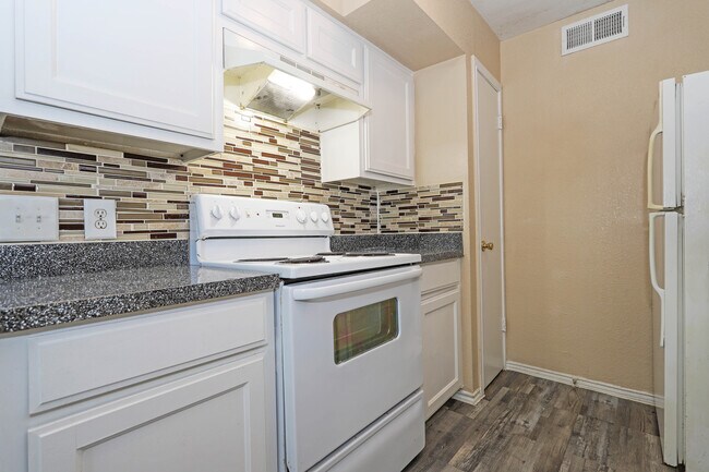 Foto del edificio - 2701 Green Oaks Rd