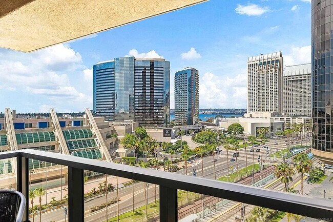 Foto del edificio - 200 W Harbor Dr