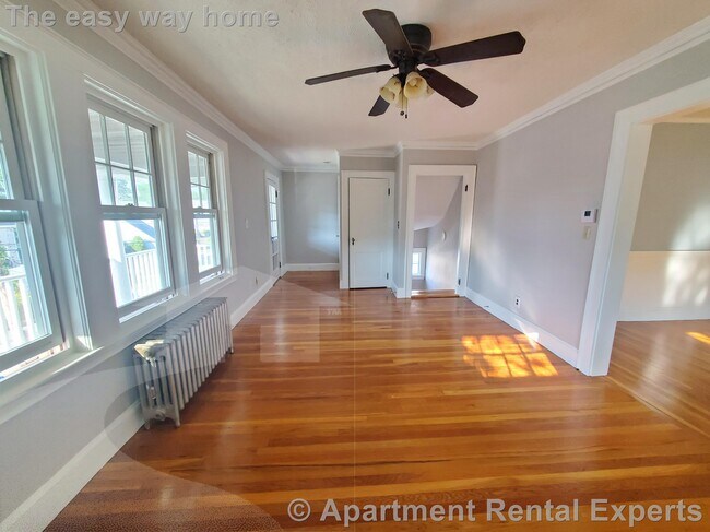 Building Photo - Melrose Center * On two floors * Garage * ...