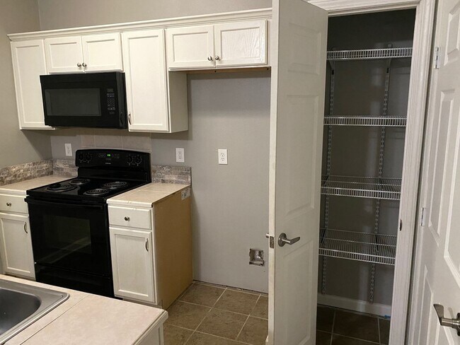 Foto del edificio - BOTTOM FLOOR CONDO!