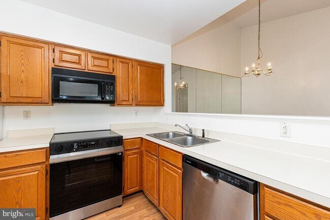 Foto del edificio - 9472 Scarlet Oak Dr