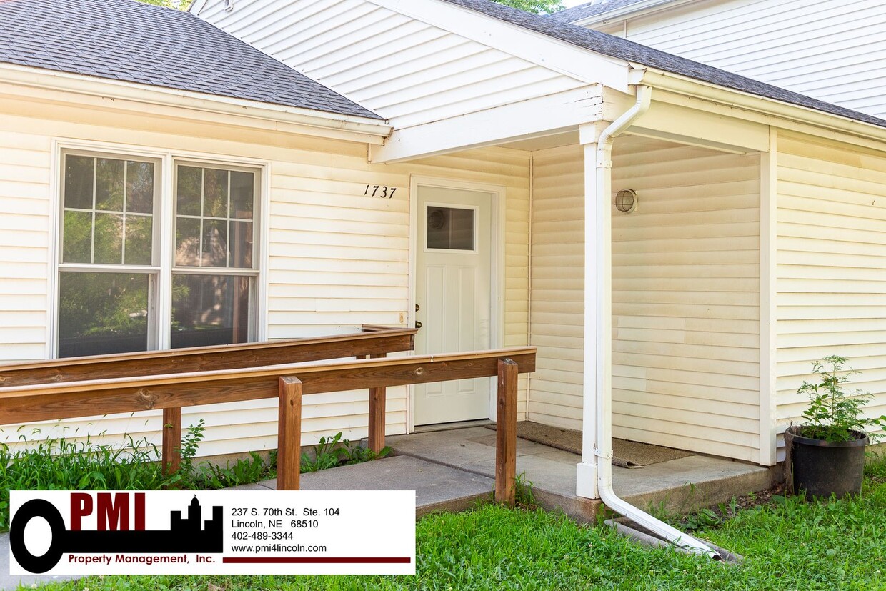 Primary Photo - 2 Bedroom and 1 Bathroom Duplex Available ...
