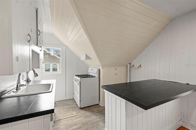 Building Photo - 1027 17th St N