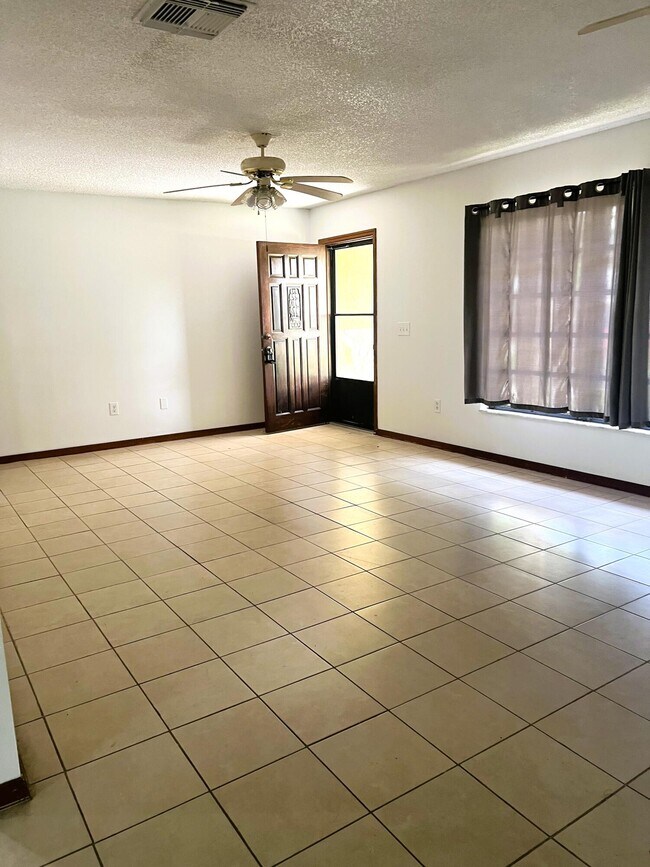 Foto del edificio - 8301 Kenwood Rd