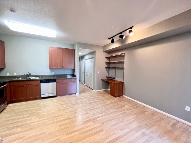 Building Photo - 1 bedroom 1 bath in a fantastic location i...