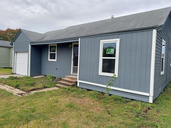 Building Photo - 124 17th Ave N