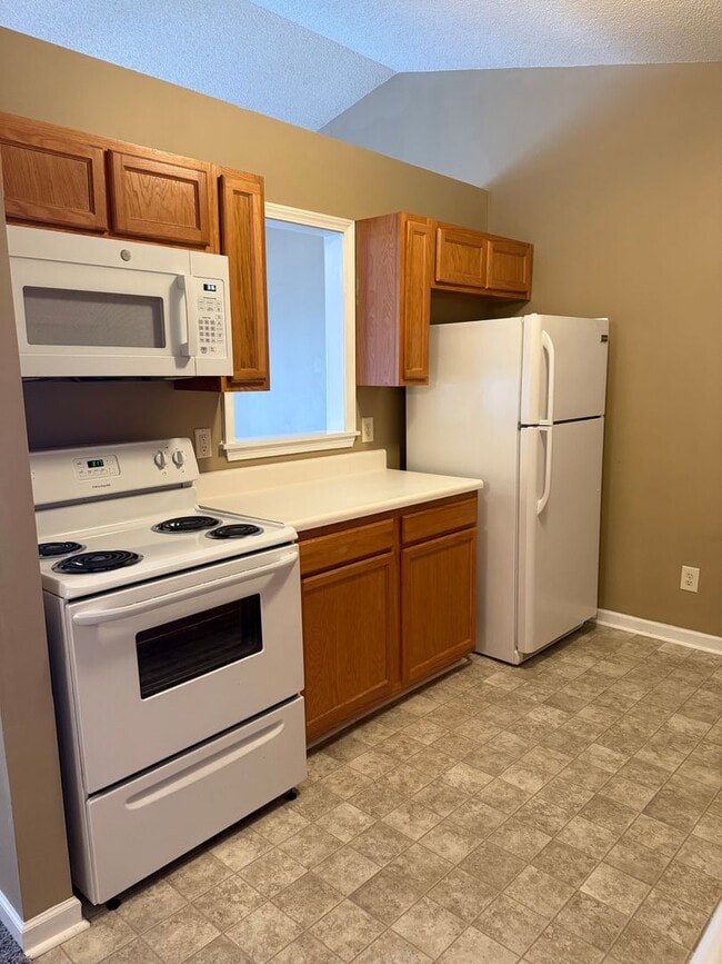 Building Photo - 3 Bedroom off W Friendly Ave!