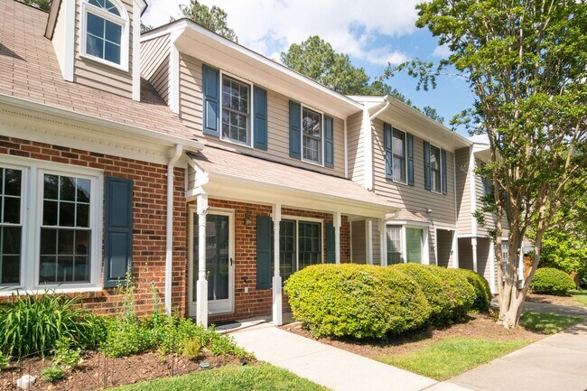 Building Photo - Beautiful Townhome 5 Mins to Duke & 10 min...