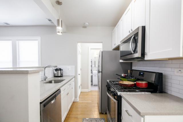 Building Photo - 2 bedroom in CHICAGO IL 60618