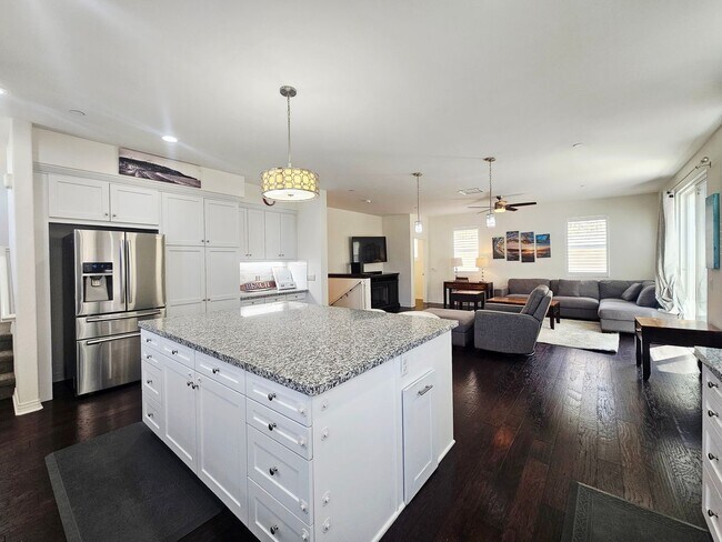 Foto del edificio - Gorgeous Stand Alone Town Home / Rolling Hills Golf Club is your Back Yard