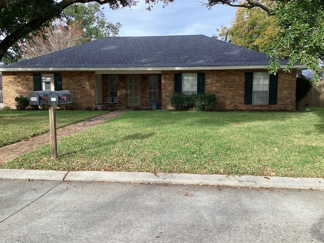 Primary Photo - 4-bedroom, 2-bathroom home!