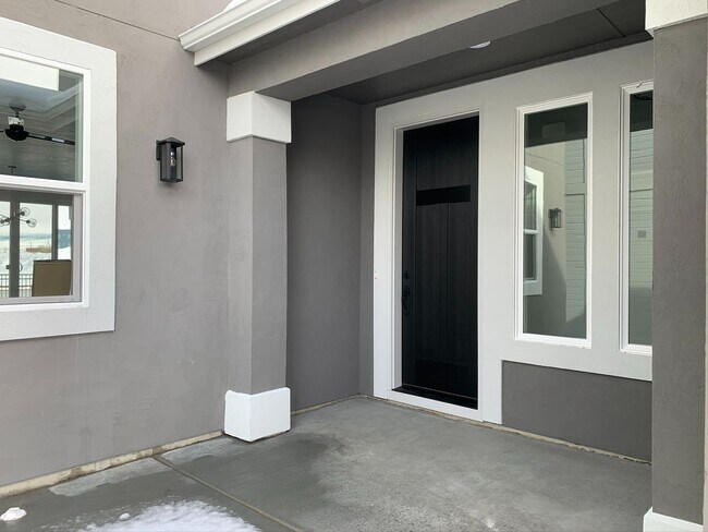 Foto del edificio - Spectacular newer 3 bed 2.5 bath custom ho...