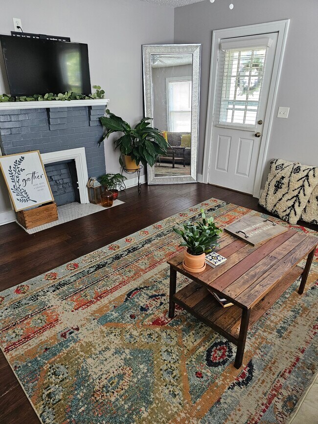 living room - 127 E Park Ave