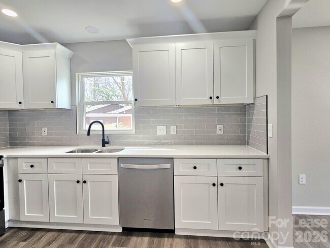 Foto del edificio - 2900 Enfield Rd