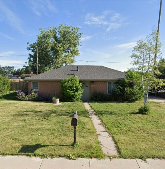 Building Photo - 3 BEDROOM, 1 BATHROOM, RANCH STYLE SINGLE FAMILY HOME WITH OVERSIZED 2 CAR DETACHED GARAGE