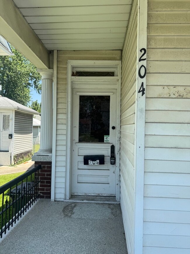 Building Photo - 202/204 Eaton Avenue