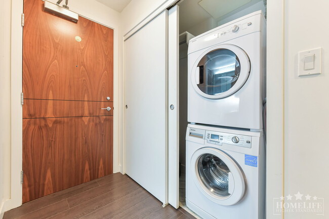 Photo du bâtiment - 2 Bed, 2 Bath Condo for Rent in Surrey!