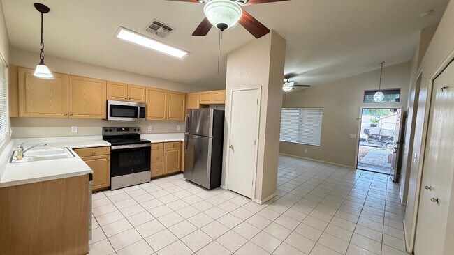 Foto del edificio - Freshly Painted 3 bedroom/2 bathroom Peoria Home!