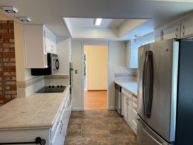 Building Photo - Great Shape Sunset West Single Family Home