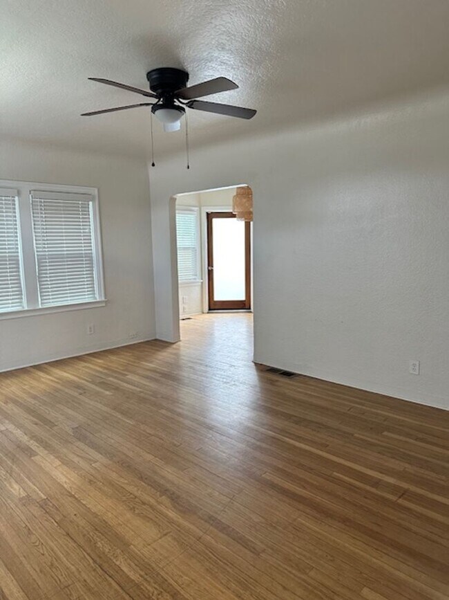 Building Photo - Darling 2 bedroom 1 bath with bonus room