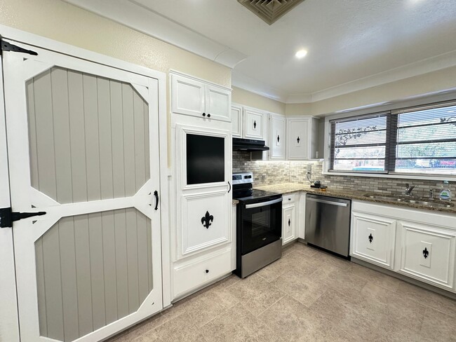 Building Photo - GORGEOUS 4/3 BROADMOOR HOME-UPDATED-MUST SEE!