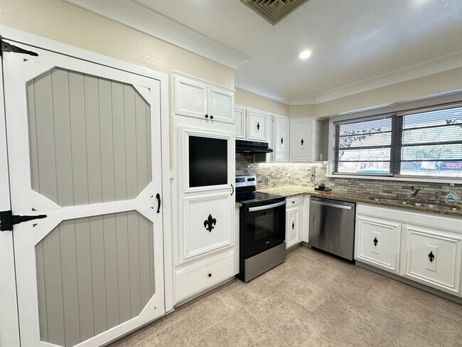 Foto del edificio - GORGEOUS 4/3 BROADMOOR HOME-UPDATED-MUST SEE!