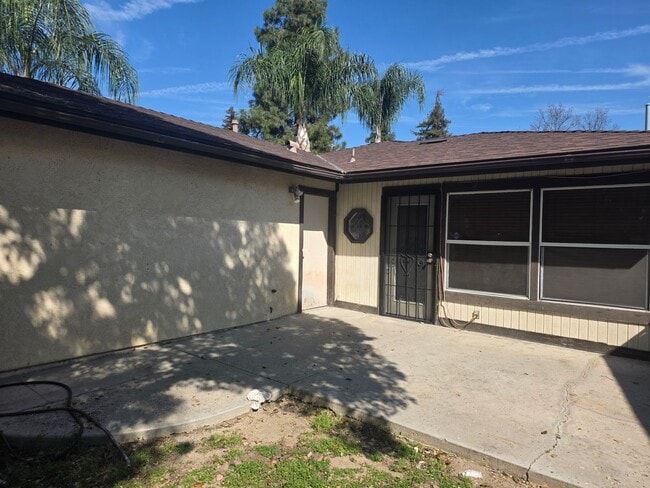 Building Photo - SW-Bakersfield. 3bed/2bath