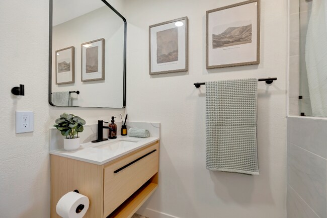 Building Photo - 1676 W Orangewood Ave