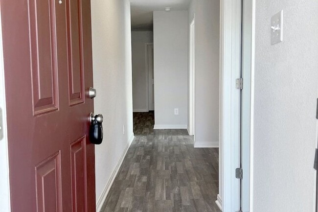 Foto del edificio - The home is a 1 story, 2 car garage 3 bedrooms, 2 full baths. Open floor plan from the kitchen ar...