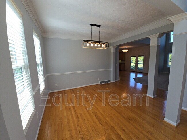 Foto del edificio - 6545 Farmbrook Court