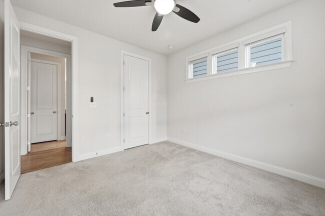 Foto del edificio - 829 Summit Crest Ct