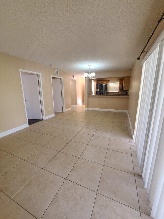 Foto del edificio - 1543 Lake Crystal Dr