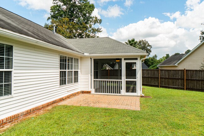 Building Photo - 325 Rose Marie Dr