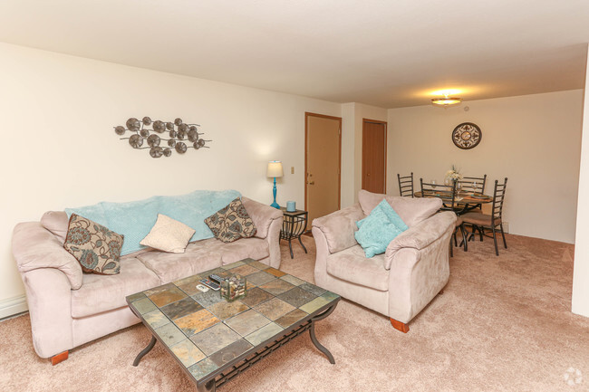 1BR, 1BA - 700 SF - Living Room - Vail Estates Apartments