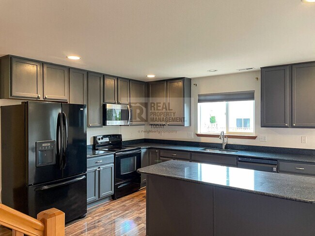 Foto del edificio - Spacious and Inviting 4 bed 2.5 Bath in Pu...
