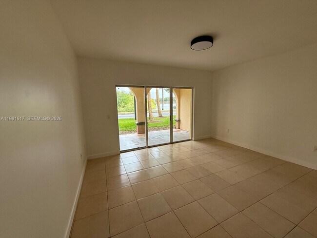Foto del edificio - 2493 Centergate Dr