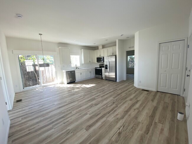 Building Photo - 430 Yosemite Dr
