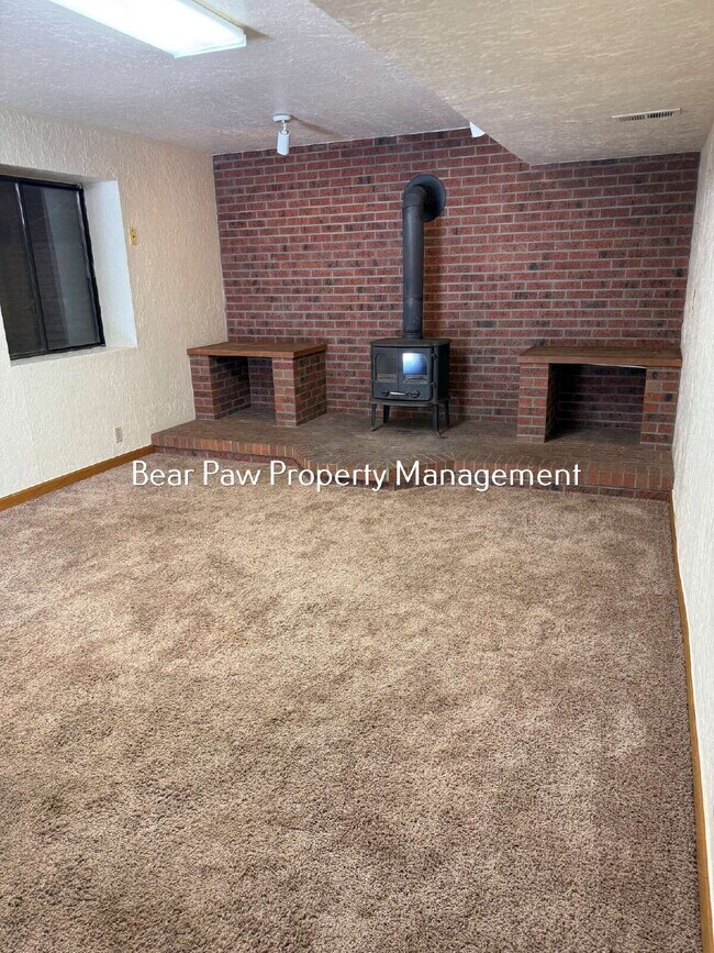 Foto del edificio - One Bedroom, plus Office Duplex in North Evergreen that includes Utilities!