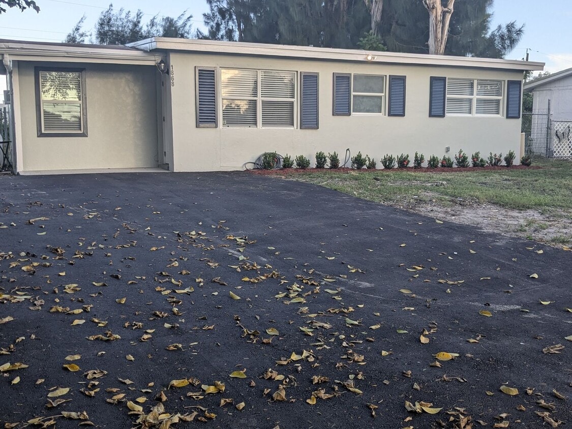 Primary Photo - Beautifully renovated 3/1 SFR with large f...