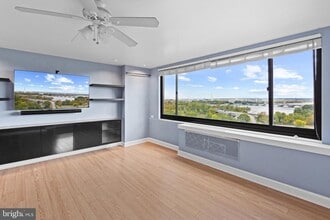 Building Photo - 1021 Arlington Blvd