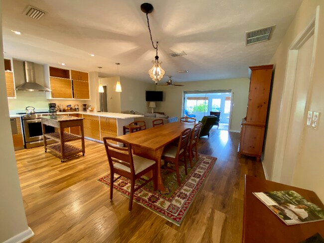 Foto del edificio - 4300 Beach Dr SE