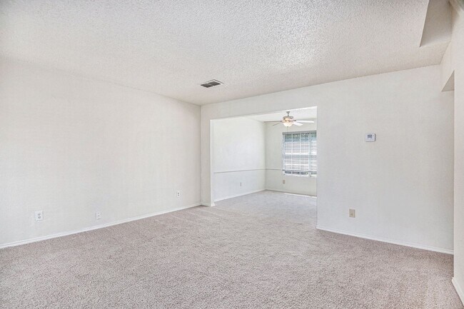 Foto del edificio - Classic 4-Bedroom in South Fort Worth