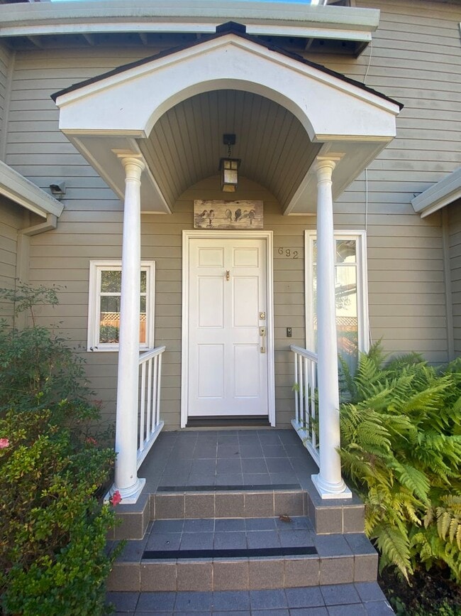 Building Photo - Beautifully Renovated 3BR/2.5BA Home in Co...