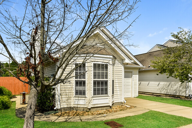 Building Photo - Awesome 3 Bedroom