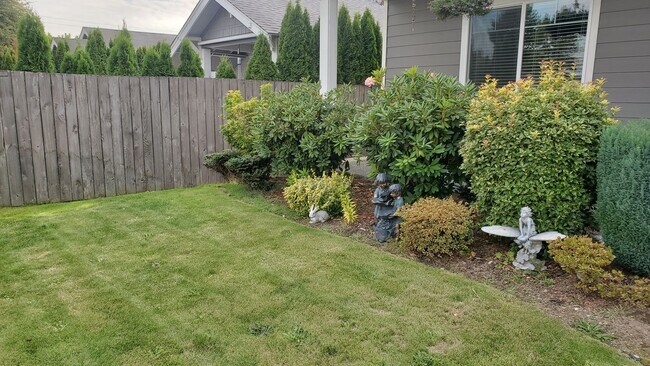 Building Photo - Charming 4 bedroom 2.5 bath Available Now!!