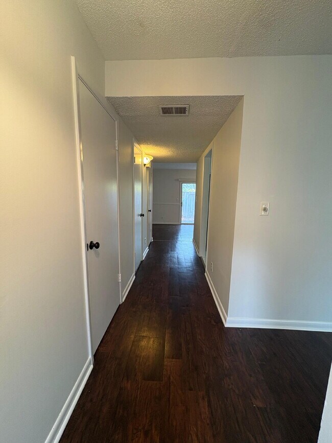 Foto del edificio - 571 Winding Creek Rd